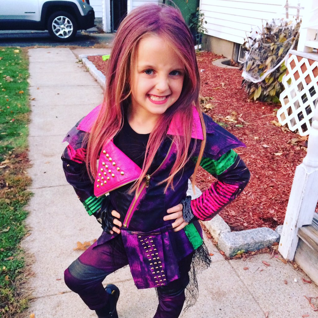 JamieCalliSav's tweet photo. Rotten to the core! #DisneyDescendants #wfsboo #mal https://t.co/swJJssJDKI