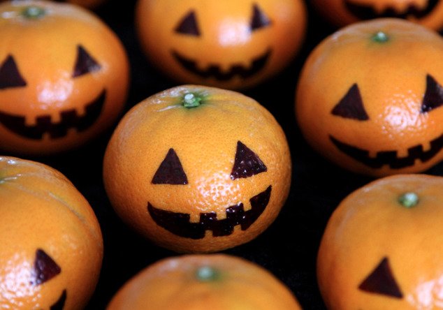wbc_uk's tweet photo. Don't care for carving? Got a black pen &amp; mandarin? We ♥️ this adorable way to decorate! #gerryloves #lazypumpkin https://t.co/3bMulIBRiz