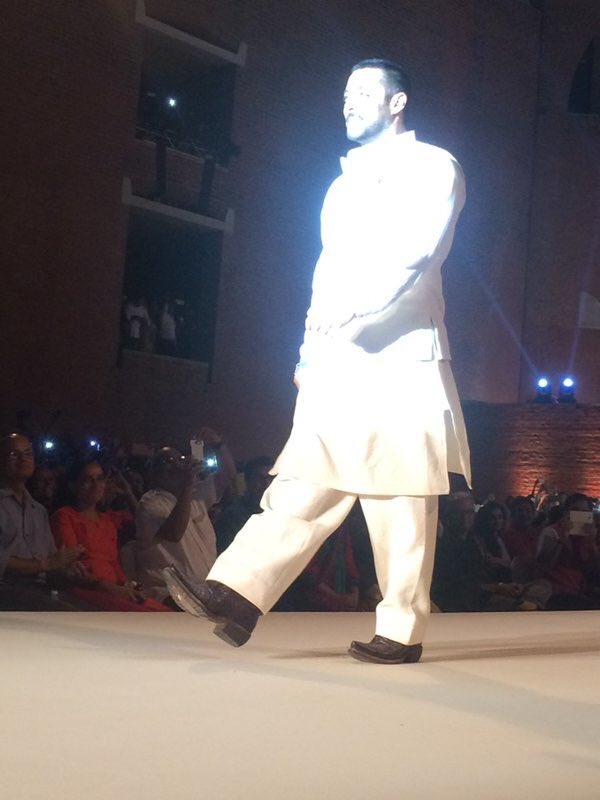 BeingsHS's tweet photo. Dashing @BeingSalmanKhan rock the Khadi Fashion show at #IIMAhmedabad:)😍😃 #PRDPNov12 https://t.co/rObMaUX4PA