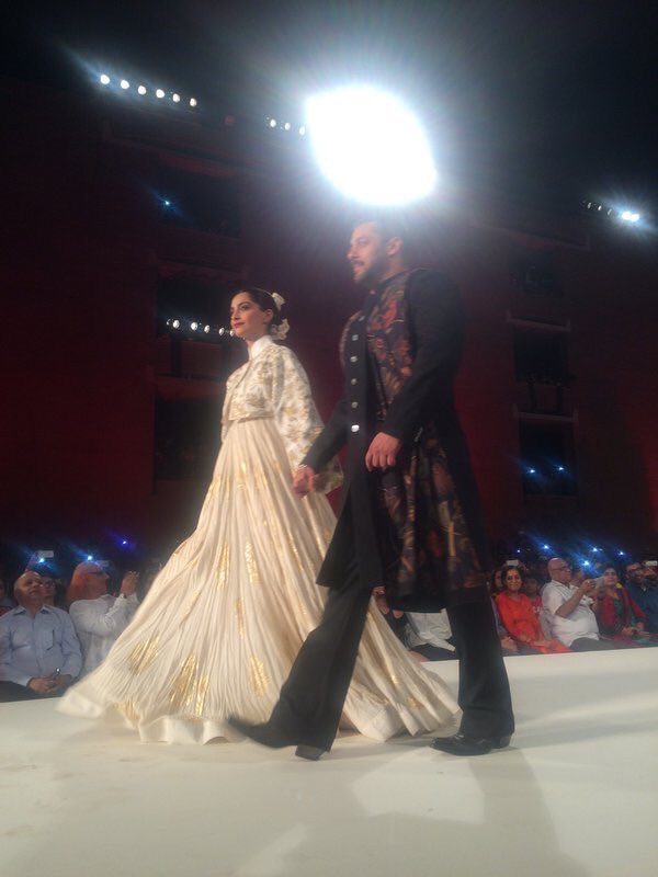 BeingsHS's tweet photo. Dashing @BeingSalmanKhan rock the Khadi Fashion show at #IIMAhmedabad:)😍😃 #PRDPNov12 https://t.co/rObMaUX4PA
