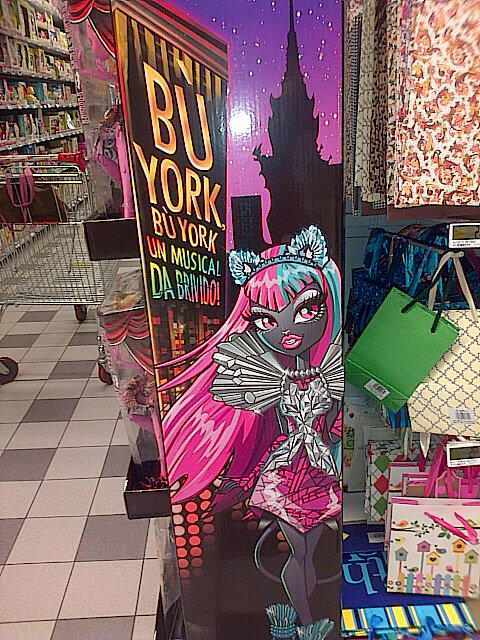 superania31's tweet photo. Beautiful! #BooYorkBooYork display at my local supermarket in Turin. @MonsterHigh #MonsterHighInItaly https://t.co/4Y1mxq0ZtG