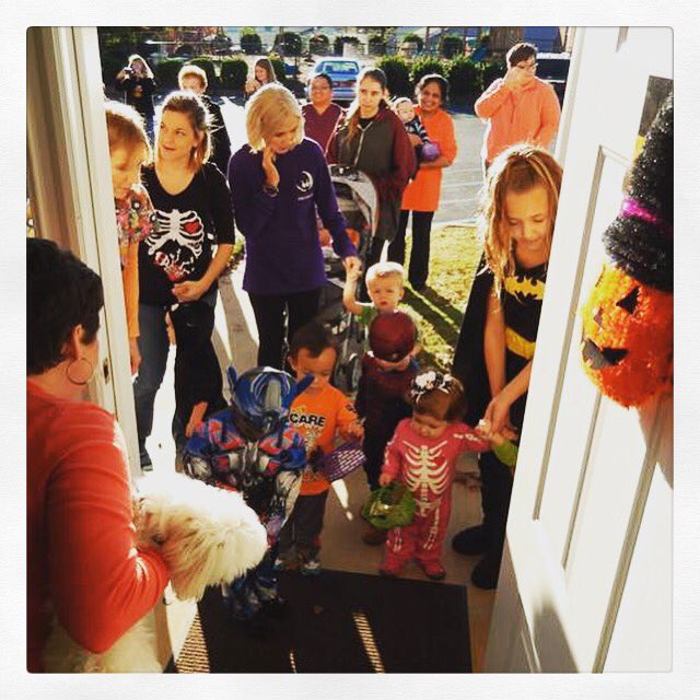 ZContractor's tweet photo. A bunch of little munchkins!👧🏻👦🏼👦🏽👧🏼 #cuties #trickortreat 🍭#happyhalloween 🎃 from the #zteam 🔸 https://t.co/C0QEmaytUp