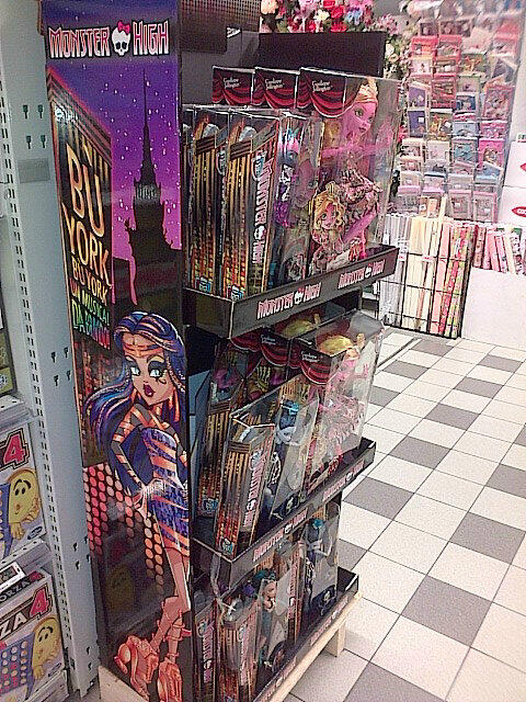 superania31's tweet photo. Cleo is on the other side @MonsterHigh #BooYorkBooYork #MonsterHighInItaly https://t.co/bgI07mmGpw