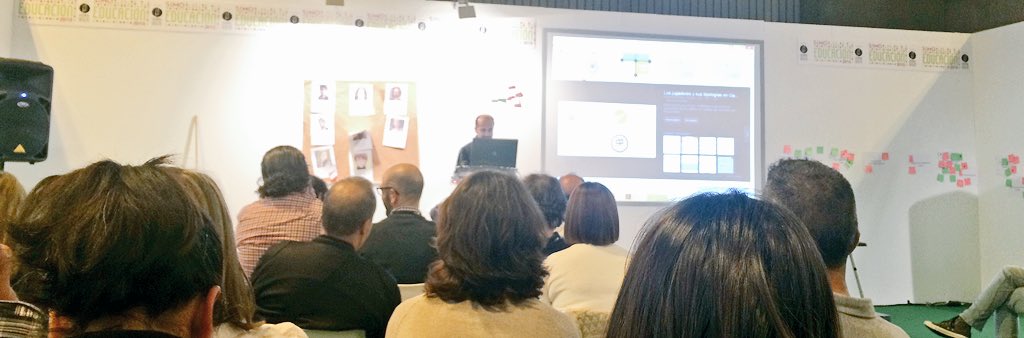 soysastre's tweet photo. #gamiSIMO @raulmart75 nos explica grupos, roles y dinámicas en el aula en la Gamificación. https://t.co/byJholNnad