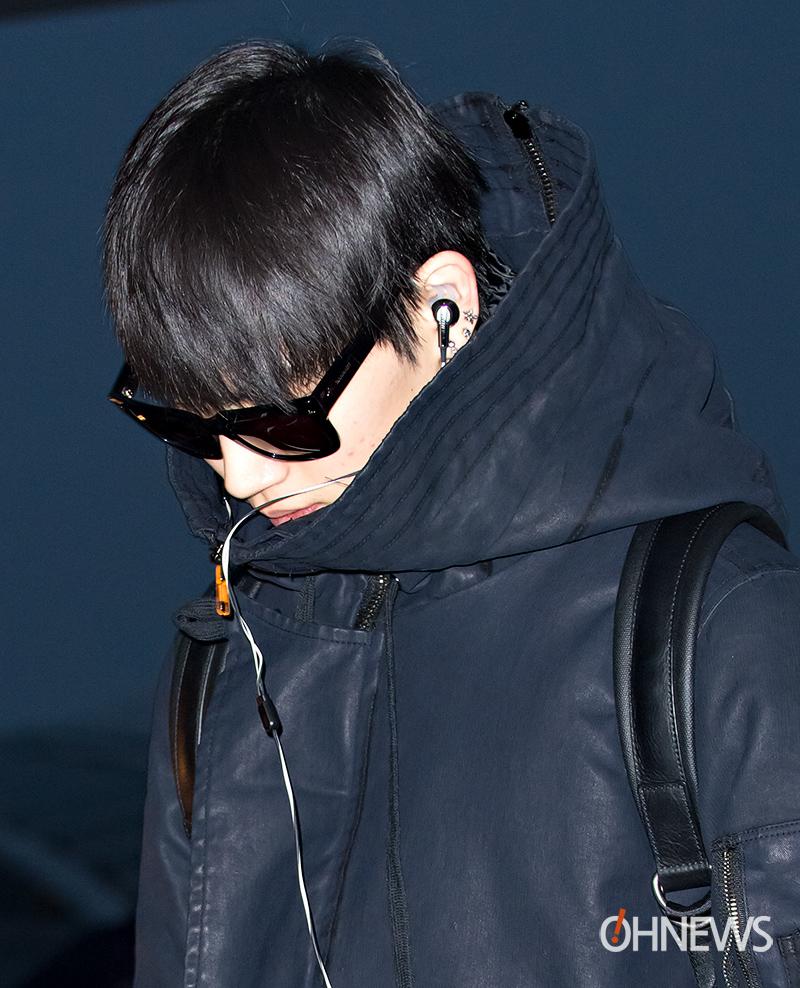chilHD's tweet photo. The-Jacket-And-Sunglasses-I-Decided-To-Wear-When-I-Am-COLD 😨❄ *pun intended*
(151030 vs 150130) #LeaderIM https://t.co/2oho569zHN