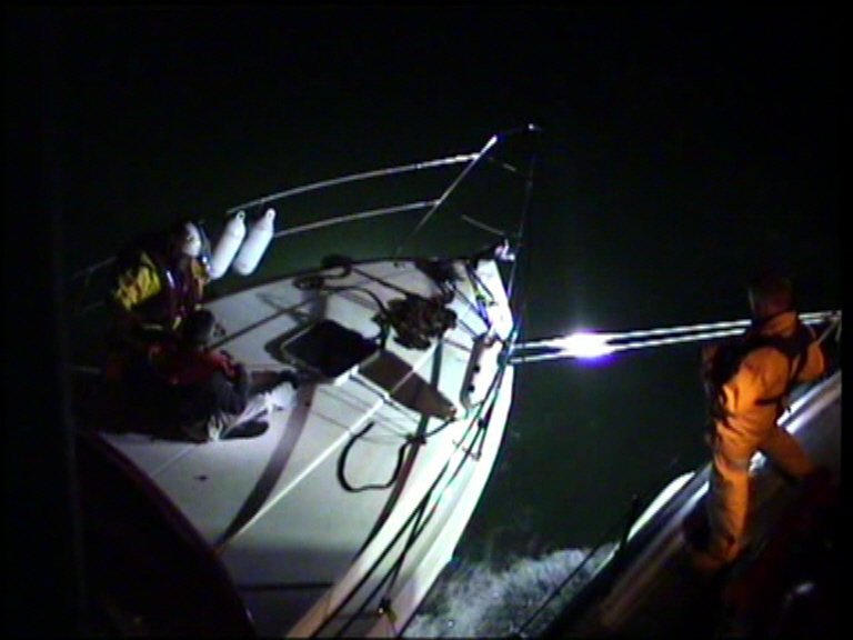 chriscousens's tweet image. WATCH: Video of Holyhead @RNLI assisting stranded boat with three men and a baby on board bit.ly/1impAwa