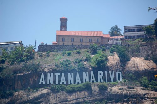 franceculture's tweet photo. "A #Tananarive, des sauterelles gardent les tombeaux" #Madagascar et son versant magique... https://t.co/gwTGA5nDuh https://t.co/Bs0Yeu84XJ