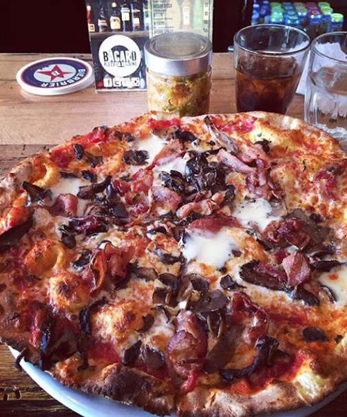 Ce que Haley désire, Haley reçoit. Pizza margherita avec champignons et bacon. 
(photo, <a href="/haleygbaby/">Haley Gibbons</a>, Instagram)