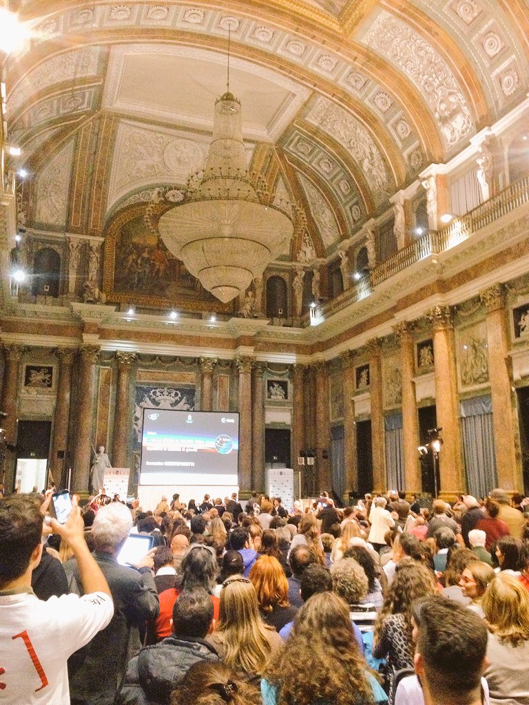 GenovaEventi's tweet photo. Accoglienza da #star per @AstroSamantha esploratrice delle stelle! Benvenuta a #genovamorethanthis #festivalscienza https://t.co/R2jaaWXNlx