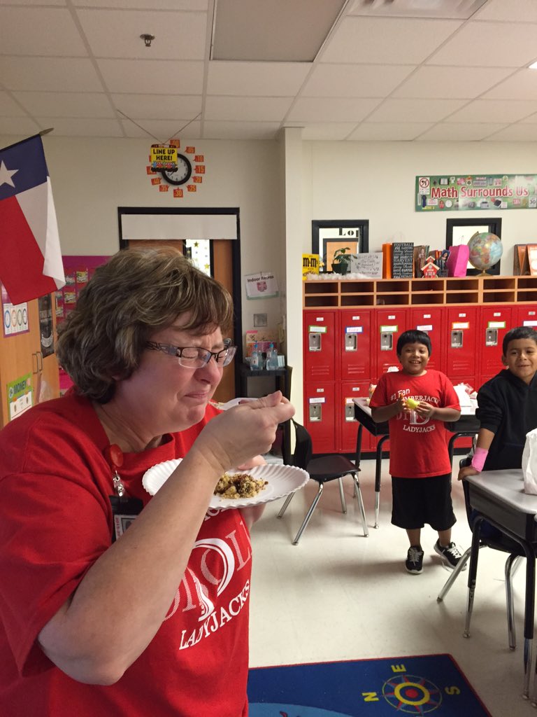 MichielleMorris's tweet photo. Trick or treat! Kitty litter cake!!!  @ElemJacks #eljacks https://t.co/3RfFdQwtBJ