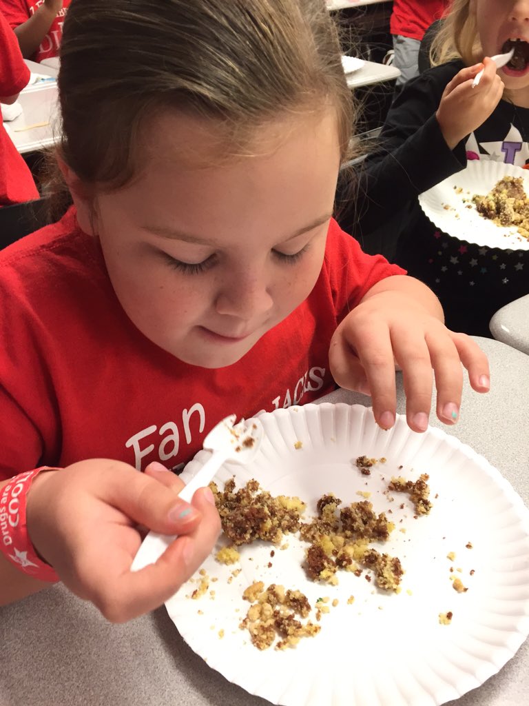 MichielleMorris's tweet photo. Kitty litter cake @ElemJacks #eljacks https://t.co/FAqJbl0s3O