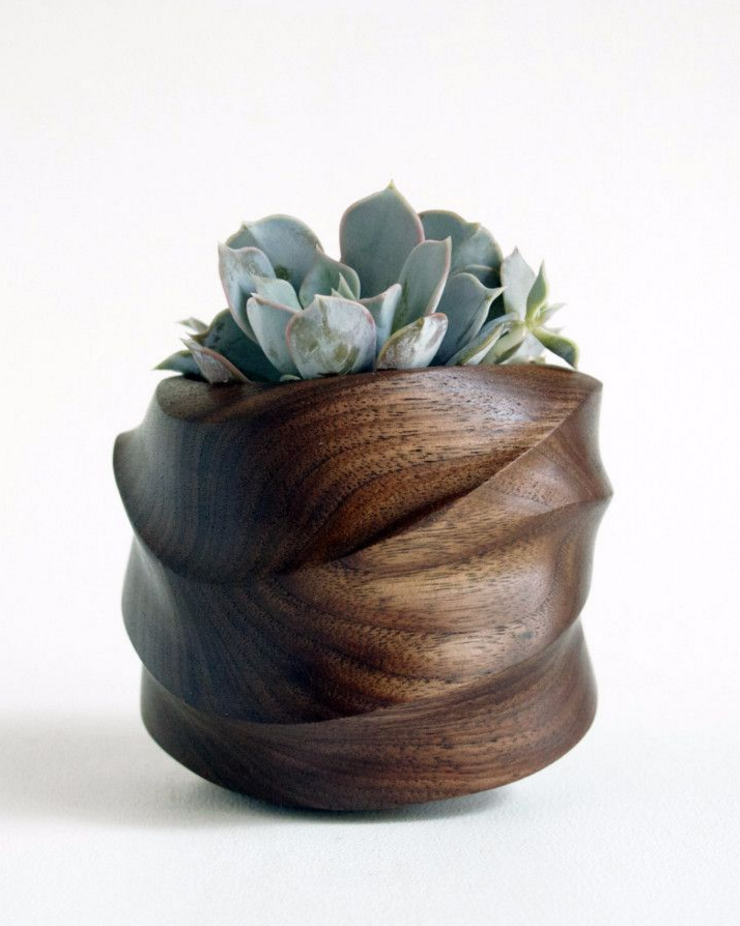 makersrowstore's tweet photo. Peep this handmade and handcarved planter made from solid Maryland walnut https://t.co/Ee3tG73qRJ https://t.co/zMSEWD8bBD