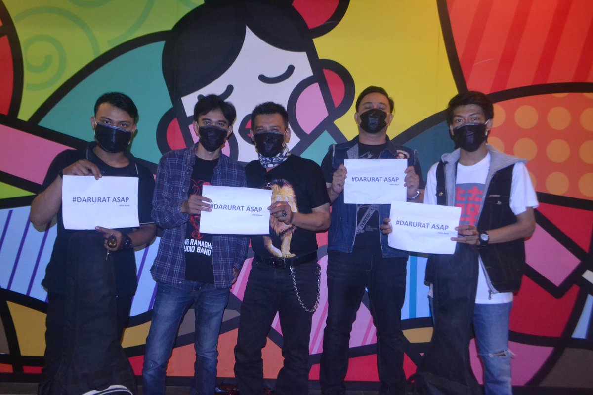archofficial's tweet photo. ARCHband pedli,sesaat stlah manggung kta merenung untuk sodara kta #DaruratASAP @ACTforHumanity #ARCHbandMelawanAsap https://t.co/zJJ4Cz8gem