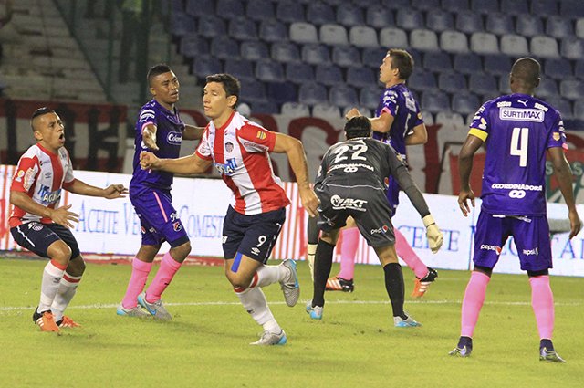 Tarde de #VeamosGoles 

Junior se aseguró en los “play-off” con el 2-0 sobre Medellín tinyurl.com/p5p8vb