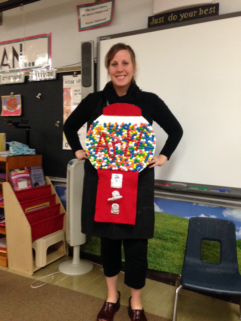 MissScottArt's tweet photo. #ARTisSweet theme continues @ East!Looking forward to the Halloween Parade at 2:45 #MiltonSuperHeroes #waynethiebaud https://t.co/KO0stPEOE9