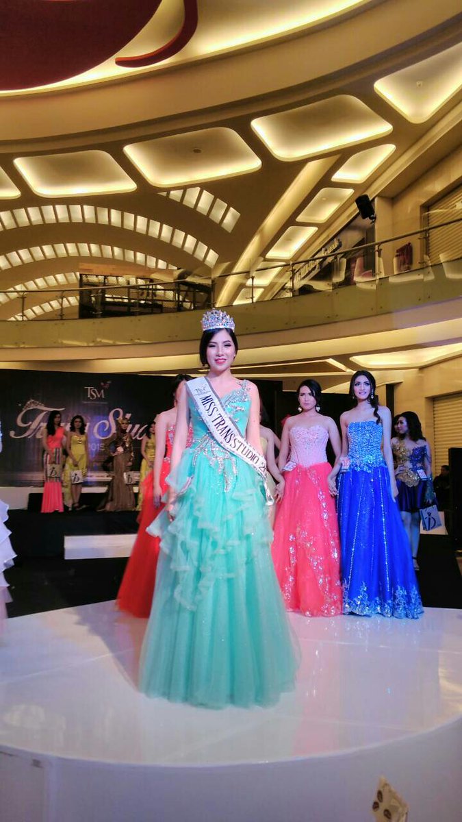 Selamat utk <a href="/viraachandra/">Elvira Chandra Alim</a> (Miss Trans Studio 2015) yg menyusul prestasi kembarnya <a href="/myvinaa/">ELVINA CHANDRA</a>  (Hijab Icon Hunt 2015).
