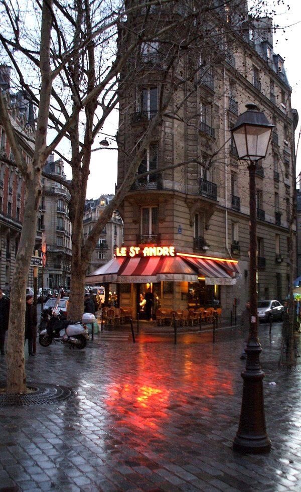 afectueux's tweet photo. Paris in the rain https://t.co/EV4gohGkfb