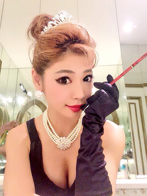 Mii バーレスク東京revogene やっと写真撮れたー 今日の仮装はこの人 ティファニーで朝食を のオードリーヘプバーンです メイクと髪型とアクセで表現したものの 中々分かってもらえずに残念 バーレスク バーレスク東京 Trickortreat