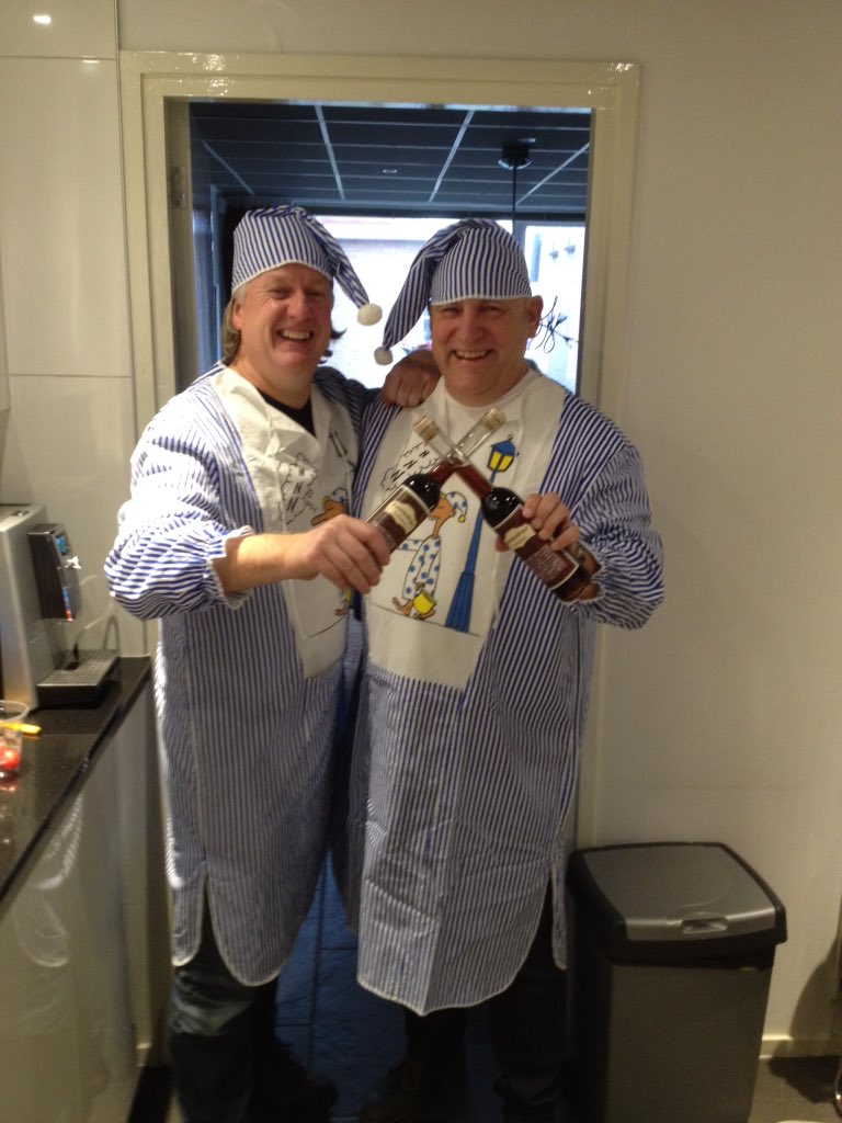 #Winteravond Zuidwolde. Deze 'Klaas Vaaks' voorzien u vanavond van een slaapmutsje