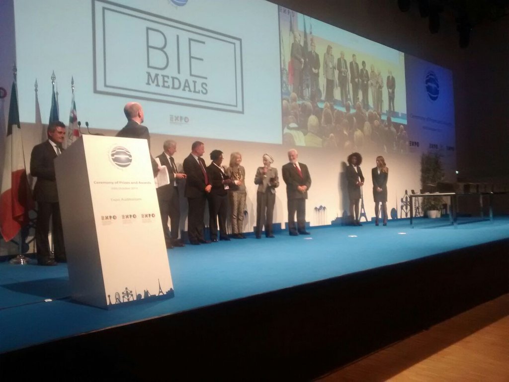 Ad <a href="/emmabonino/">Emma Bonino</a> la medaglia per <a href="/WEWomenForExpo/">Women for Expo</a> | #PadIta <a href="/Expo2015Milano/">Expo Milano 2015</a> <a href="/bieparis/">BIE</a>