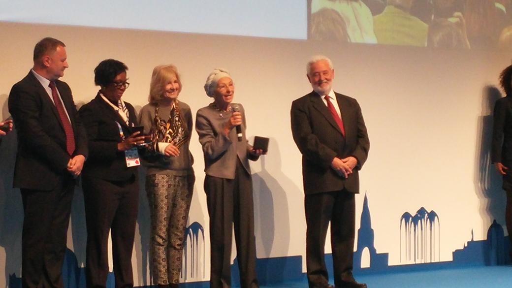 A <a href="/emmabonino/">Emma Bonino</a> con <a href="/WEWomenForExpo/">Women for Expo</a> la Medaglia del BIE. 🏆