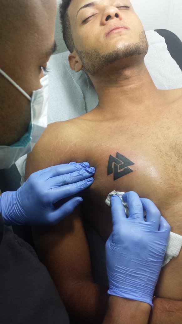 josuegraph_'s tweet photo. #OpinaSIN
LO QUE PASA ES QUE DIOS
ESTA OBRANDO COMO ESTE HUMANO QUE HACE TATUAJES A UUN TAL #ElAteo https://t.co/4AyHqruDDD