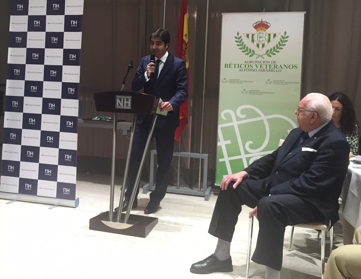 RealBetis's tweet photo. El vicepresidente Ángel Haro, galardonado por los Béticos Veteranos https://t.co/uUfAkjWDQk https://t.co/2rtW2zbSw5