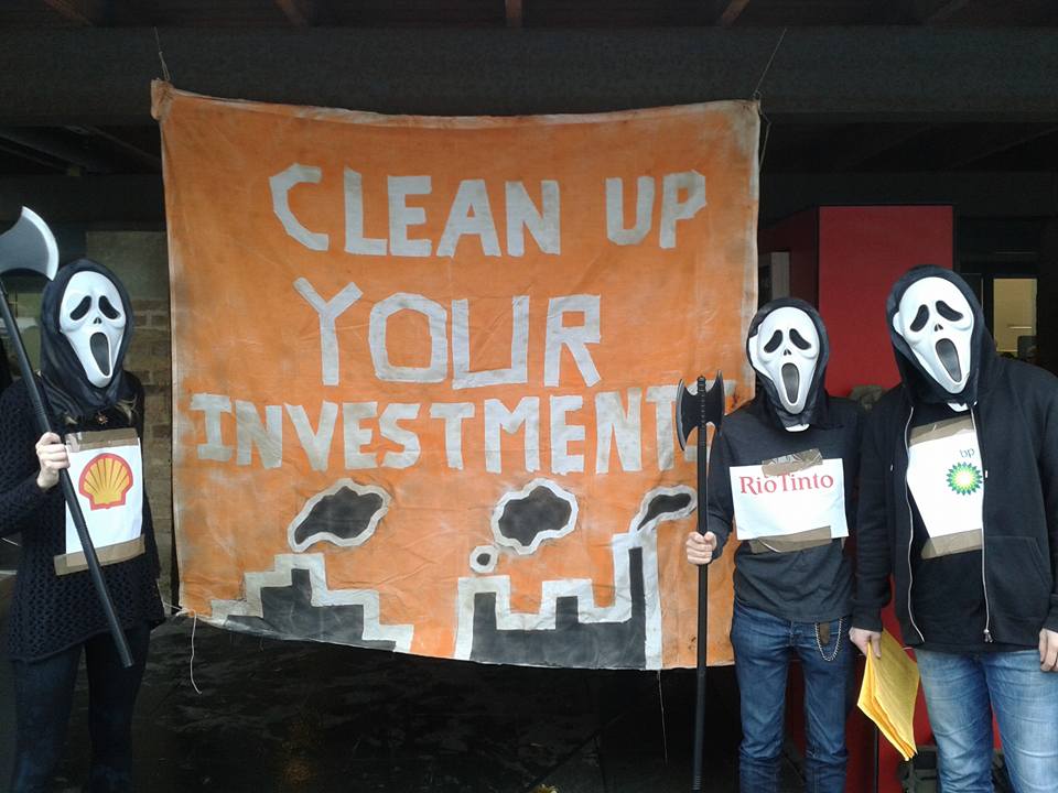 DivestLancsUni's tweet photo. Halloween #divestment antics at @LancasterUni today! #keepitintheground #divestforparis #divestnow #fossilfree https://t.co/tqMSOgX3aA