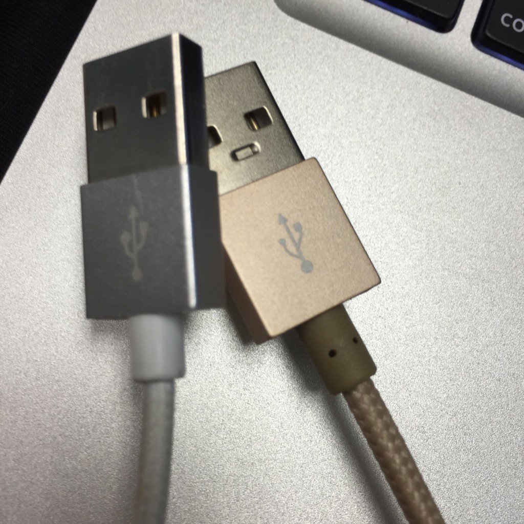 CommaChargers's tweet photo. Are you team silver or team gold?? #commachargers #iphonechargers #iphone #sleek #modern https://t.co/pv0FUHdmzV