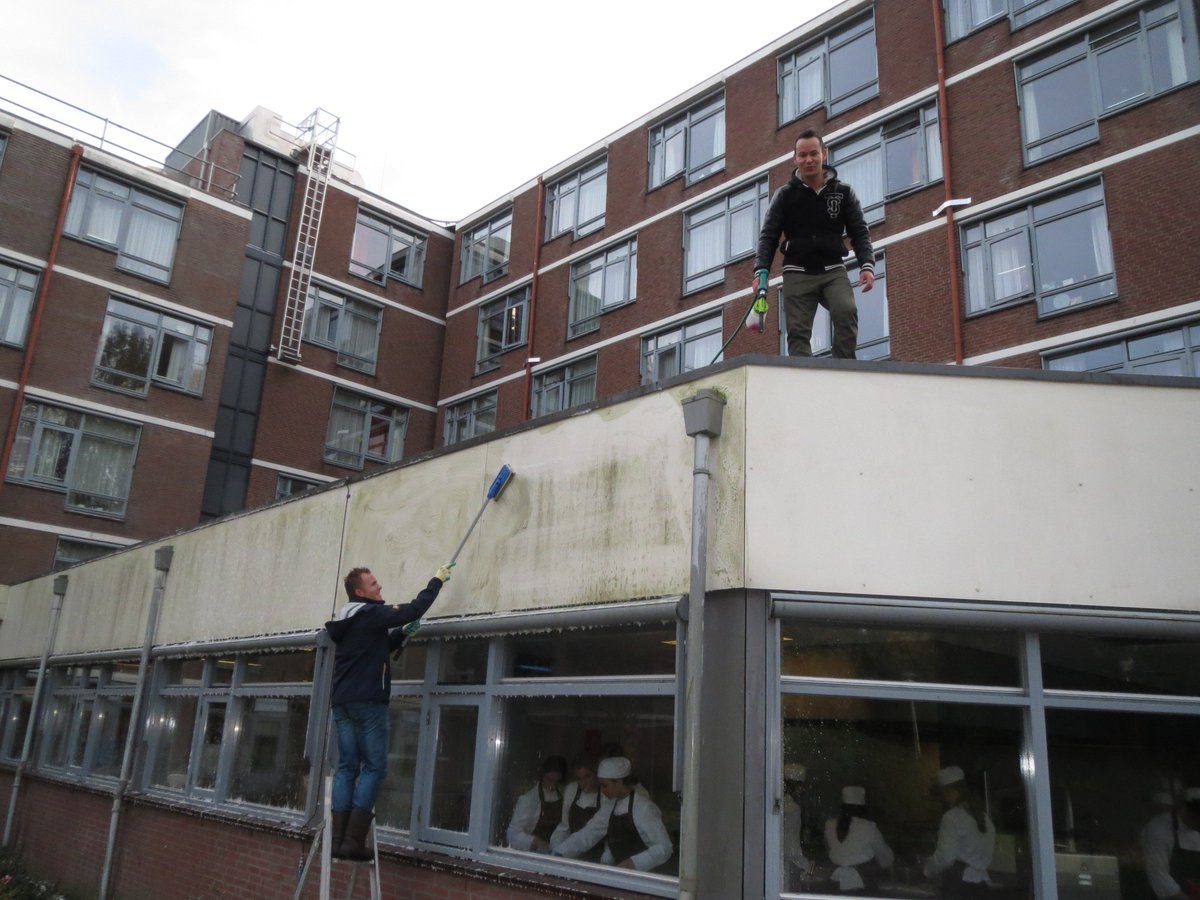 petercompeer's tweet image. Handen uit de mouwen met Charityday  @HiltonTheHague &amp;amp; @diversey  at WZH Waterhof