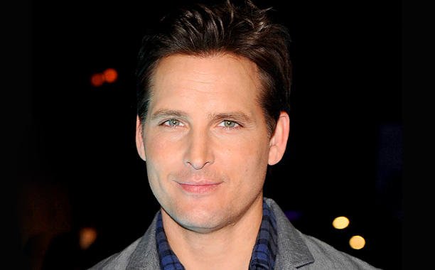 EW's tweet image. We have the scoop on @peterfacinelli's #Supergirl character in this week's #SpoilerRoom: ow.ly/U37M5