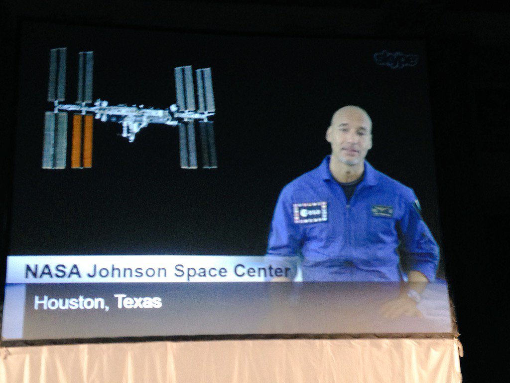 FDellaScienza's tweet photo. @astro_luca in collegamento da #Houston #festivalscienza @AstroSamantha https://t.co/bDdTeufQcI
