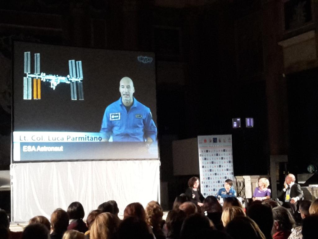 Exelion555's tweet photo. Luca Parmitano in collegamento video #festivalscienza https://t.co/93WGpnezw0