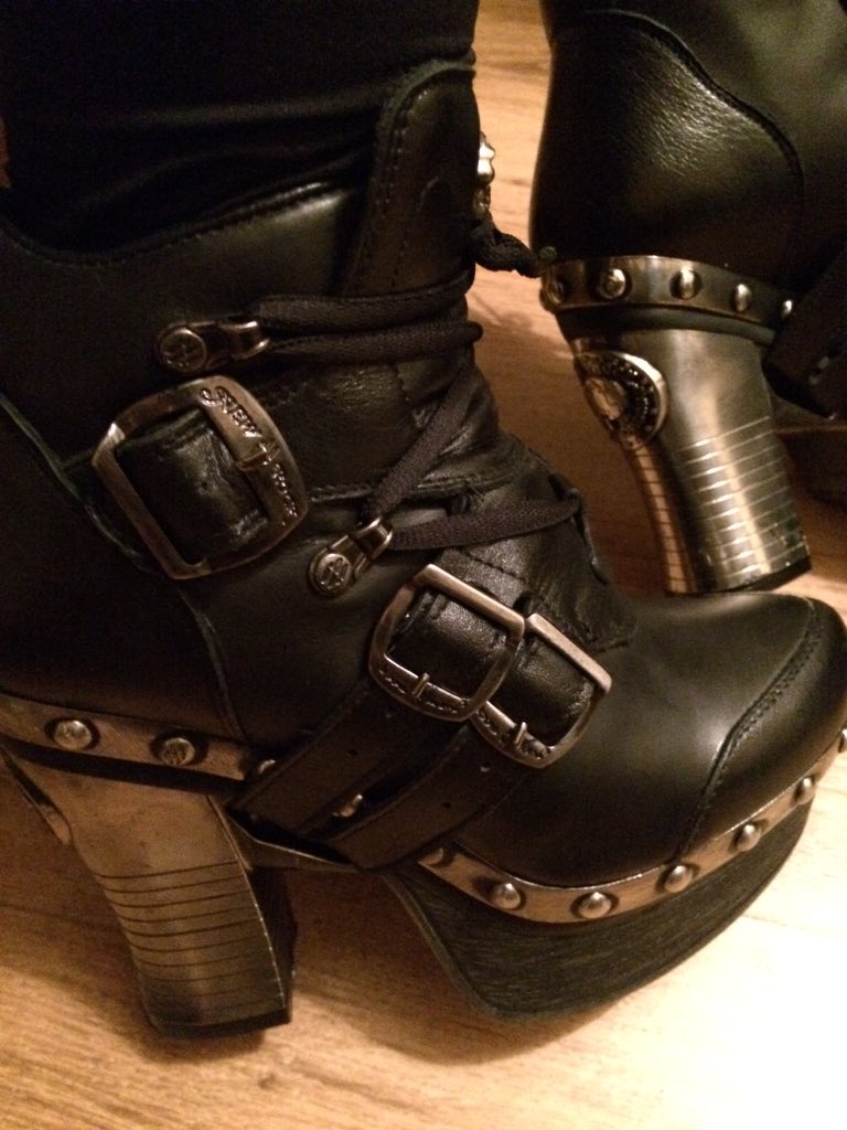 KT_Titch's tweet photo. I did a silly payday thing :3 it's a hallowimas gift to myself, that's a thing right #shoefetish #zerorestraint https://t.co/TIy3ansVR5