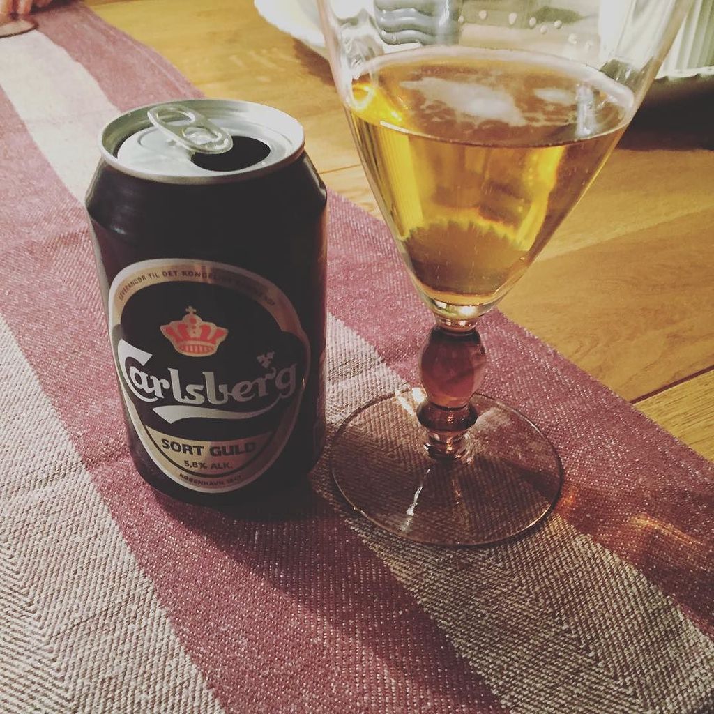 TroelsKjeldgard's tweet photo. Er en tur i barndomshjemmet og får mig sgu en klassisk dåse øl #sortguld https://t.co/nru2chqgMd https://t.co/jQuSmKzCuL