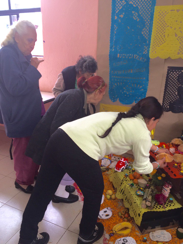 En <a href="/AlberguesBJ/">Albergues Deleg BJ</a> los usuarios montando su ofrenda de muertos <a href="/DelegacionBJ/">BJ</a> <a href="/Christianvonroe/">𝘾𝙝𝙧𝙞𝙨𝙩𝙞𝙖𝙣 𝙫𝙤𝙣</a> <a href="/vholmedos/">Víko Olmedo Savater</a> <a href="/LebrijaSu/">Susana Glez. Lebrija</a>