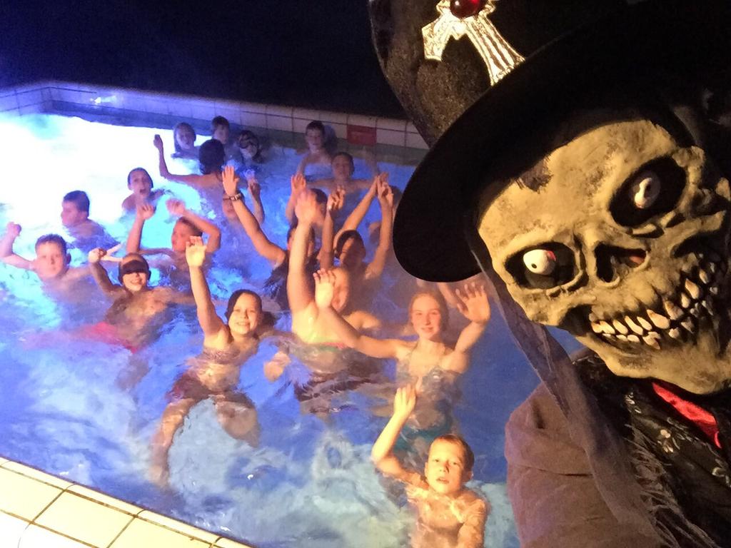 super halloween feest in zwembad aquarijn.