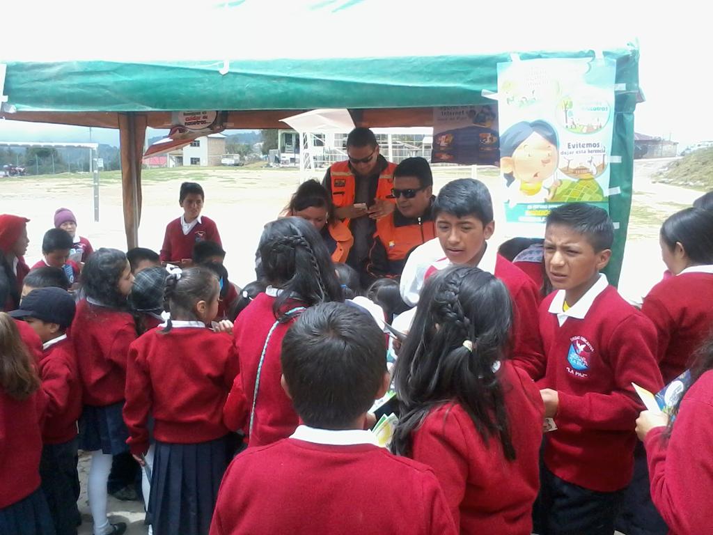 VPC_LaPaz's tweet photo. @VoluntSGRLaPaz organizando la casa abierta sobre #GestióndeRiesgos participan #Policía #PlanInt #SGR n la UE #LaPaz https://t.co/7BCAtIyEsg