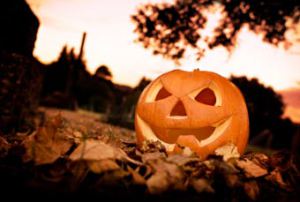 FourTravellers's tweet photo. Take the kids for a #SpookyStay @TheWilliamCecil & Spooky Tour @BurghleyHouse https://t.co/QIueMfE6Ih https://t.co/1kjnBv7Ex1