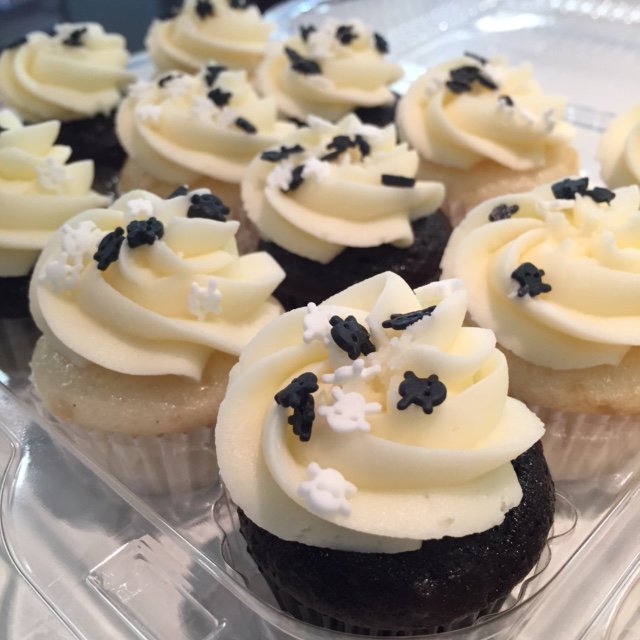 elixirmktg's tweet photo. Satisfying our sweet tooth with some spooktacular Halloween cupcakes from @BMBtoronto
#Halloween #WorkHardEatLots https://t.co/3Q4J7CRJG4