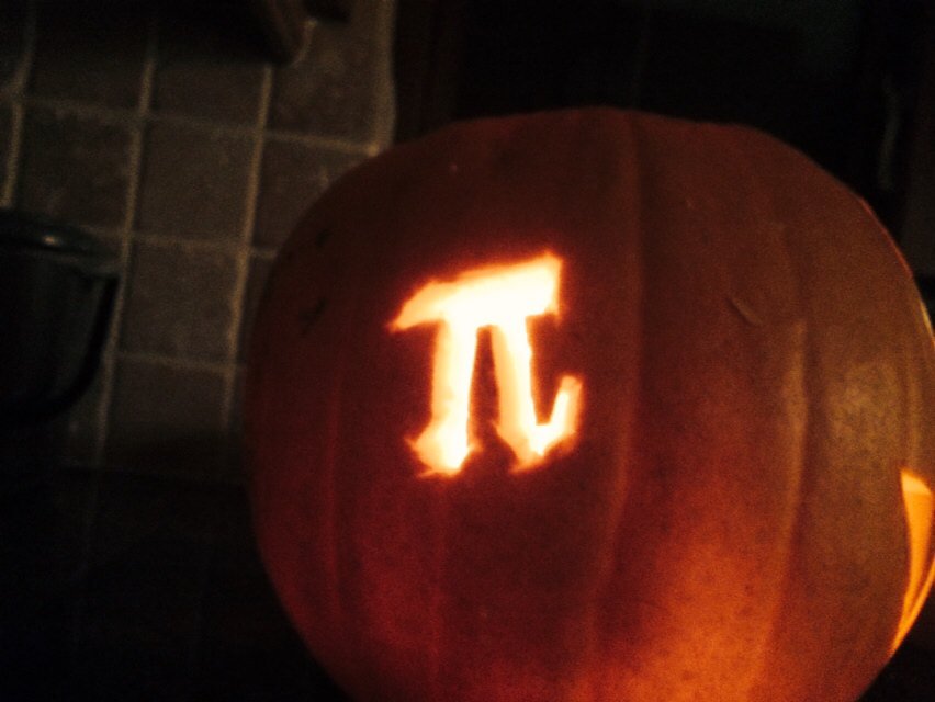 Universe_Cafe's tweet photo. Carved my pumpkin and made my "pumpkin pie" :) #Halloween https://t.co/z5iR2uelI1