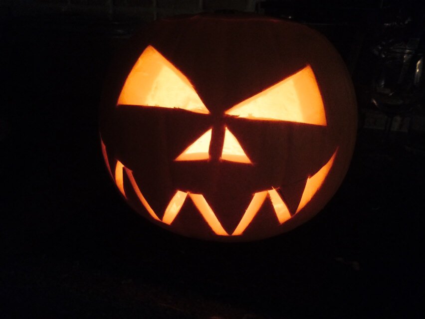 Universe_Cafe's tweet photo. Carved my pumpkin and made my "pumpkin pie" :) #Halloween https://t.co/z5iR2uelI1