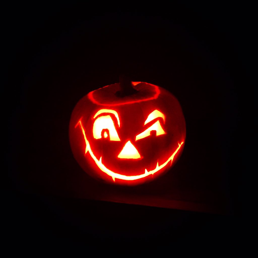 sbutlerbooks's tweet photo. Nearly sliced two fingers off & stabbed myself in the stomach, carving this baby... but so worth it ππ»
#UnclePoints https://t.co/TUajuPYnv2