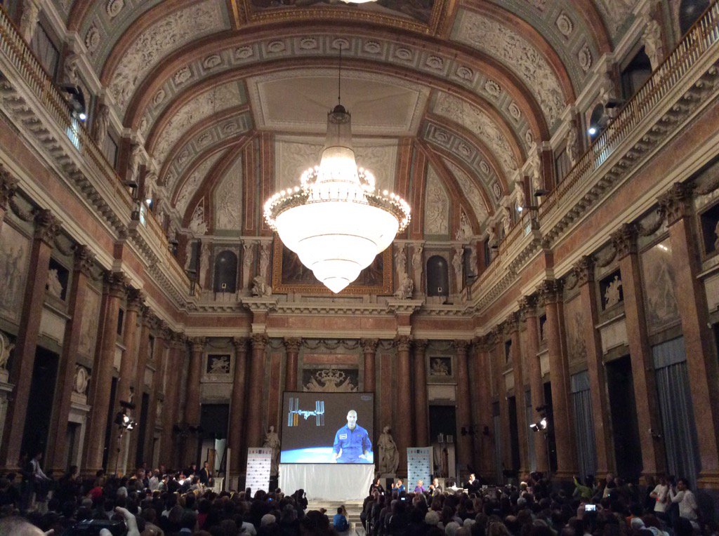 GenovaEventi's tweet photo. salone Maggior Consiglio @Ducale_Genova gremito per @astro_luca e @AstroSamantha @FDellaScienza #genovamorethanthis https://t.co/lvBeHWnkls
