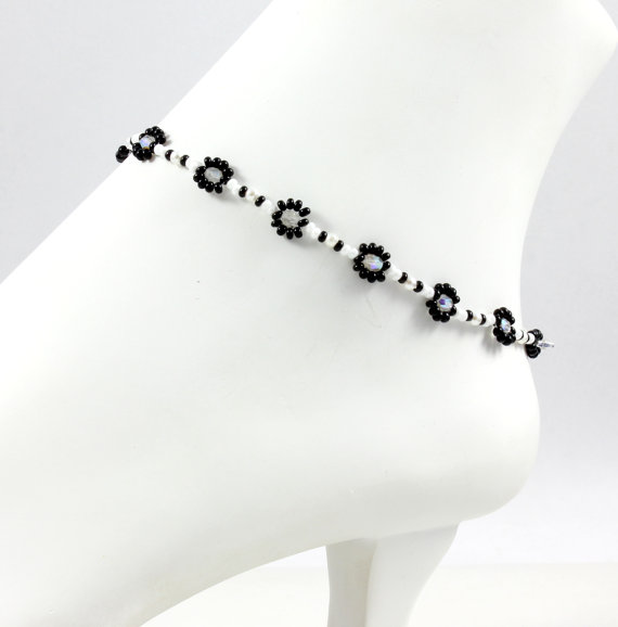 Beadedtweets's tweet photo. ❋❝ #blackandwhite daisy chain #anklet. Have one made for you only at #beadfulstrings https://t.co/Bw0l0ZgOku https://t.co/JQocuyXB1I