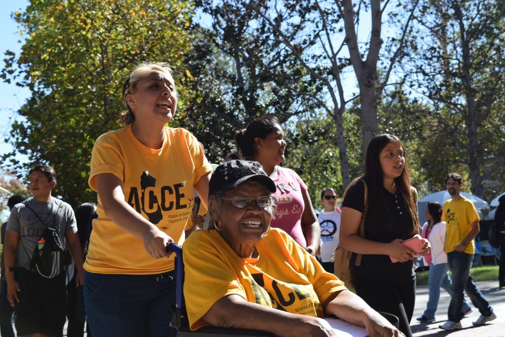 CAFastFoodUnion's tweet photo. TODAY we're at @usc supporting @USCForward to find out why tuition is going up but wages aren't #fightfor15 #fighton https://t.co/7ykaUjbp7f