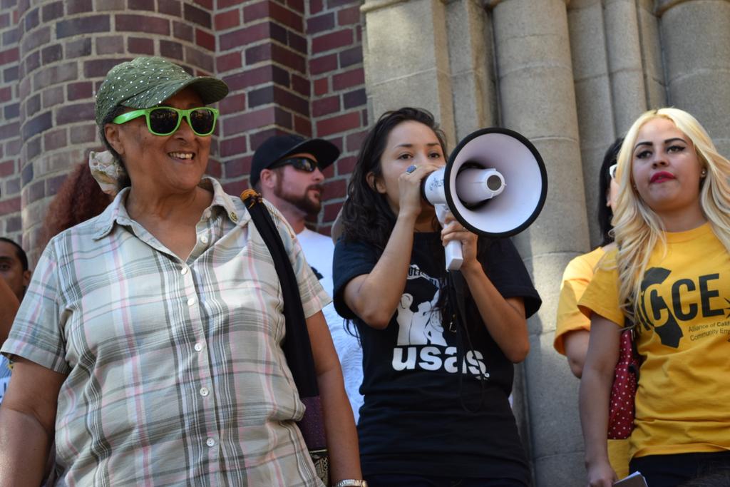 CAFastFoodUnion's tweet photo. TODAY we're at @usc supporting @USCForward to find out why tuition is going up but wages aren't #fightfor15 #fighton https://t.co/7ykaUjbp7f