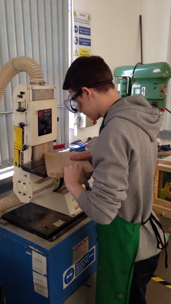 Madera_ye's tweet photo. some of our team members hard at work on one of our production days🔨 https://t.co/x4fKinX8B6