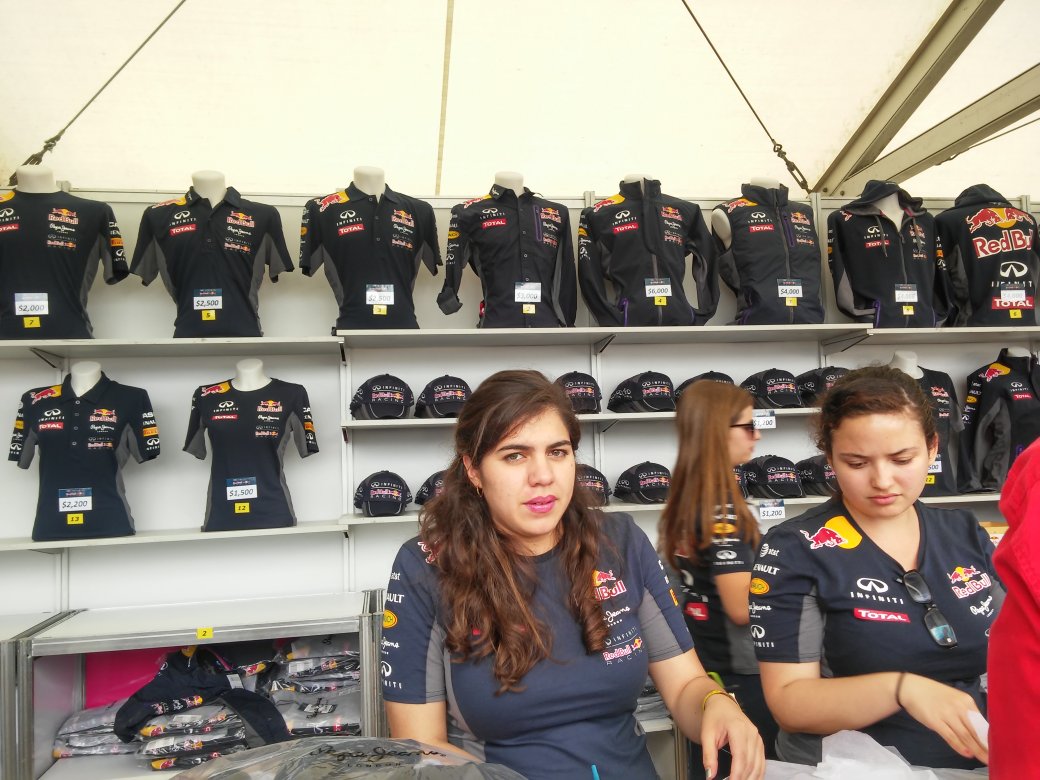 gmoralescasas's tweet photo. Lleve su camiseta de 6 mil varos de #RedBullRacingCan Llévela llévelaaaaaaa @TheGuiltyCode https://t.co/61h9yWRCgH