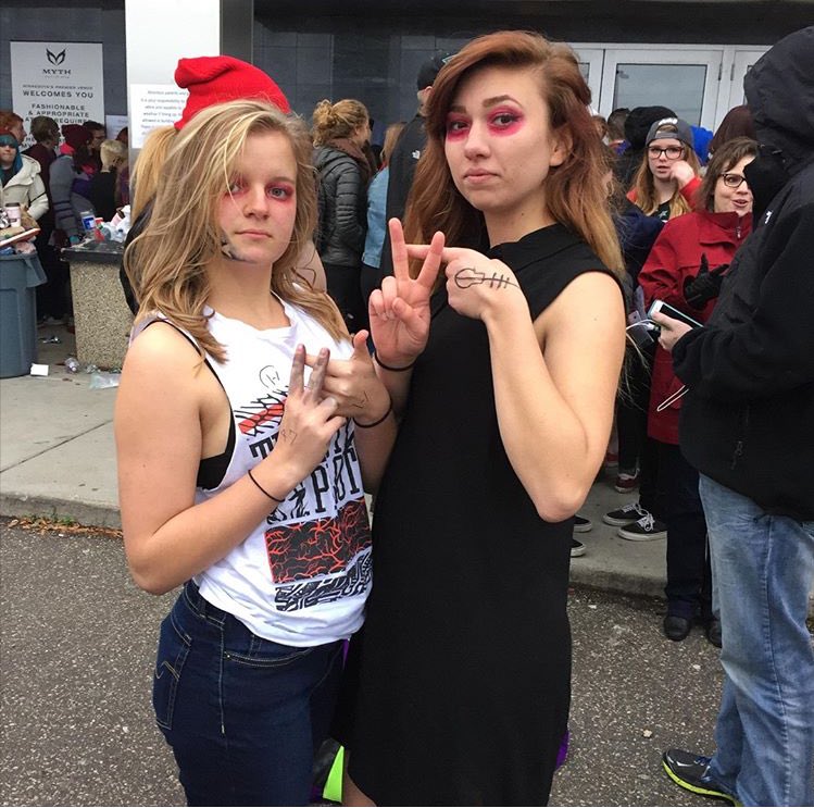 _skeletonbones_'s tweet image. this night.. |-/